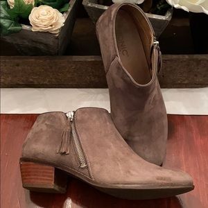 Vionic Serena Suede Ankle Boots 9